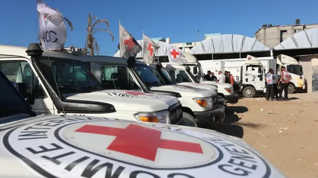 Des véhicules du Croissant-Rouge et des camions frigorifiques sont garés à l'hôpital Nasser de Khan Yunis, dans le sud de la bande de Gaza, le 15 octobre 2025, après avoir transporté les corps de Palestiniens qui étaient détenus par Israël.