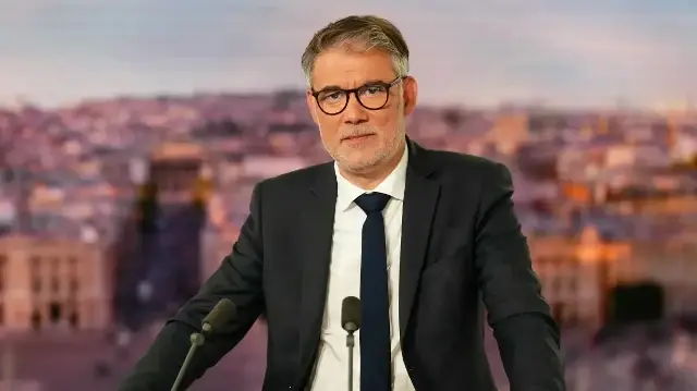 Le premier secrétaire du Parti socialiste français (PS), Olivier Faure, pose avant une interview pour le journal télévisé du soir de la chaîne française TF1, après le discours de politique générale du Premier ministre français devant l'Assemblée nationale plus tôt dans la journée, à Boulogne-Billancourt, près de Paris, le 14 octobre 2025.