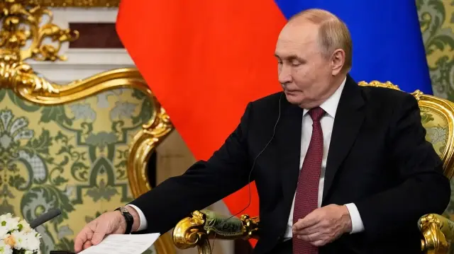 Le président russe Vladimir Poutine participe à une réunion avec le président intérimaire syrien au Grand Palais du Kremlin à Moscou, le 15 octobre 2025. 