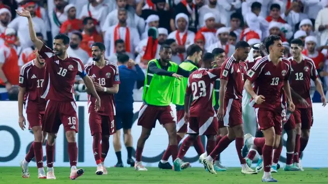 Les joueurs du Qatar célèbrent leur premier but lors du match de qualification asiatique pour la Coupe du monde 2026 entre le Qatar et les Émirats arabes unis, à Doha, le 14 octobre 2025.