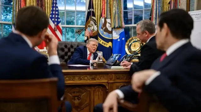 Le président Donald J. Trump au téléphone avec le président Poutine dans le bureau ovale, le 15 octobre 2025.