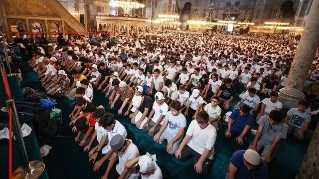 Ayasofya Camii'nde namazlarını eda eden öğrenciler (Foto: Arşiv)