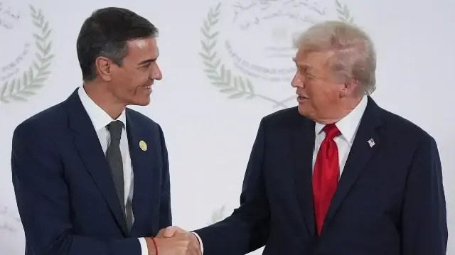 Le président américain Donald Trump salue le Premier ministre espagnol Pedro Sanchez lors d'un sommet sur Gaza à Charm el-Cheikh, le 13 octobre 2025.