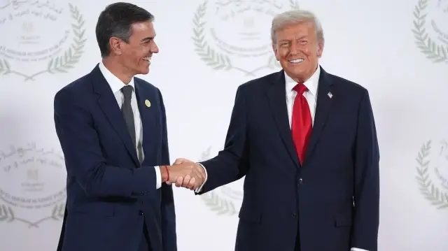 Президент США Дональд Трамп и премьер-министр Испании Педро Санчес во время саммита по Газе в Шарм-эш-Шейхе, Египет, 13 октября 2025 года. | Фото: AFP