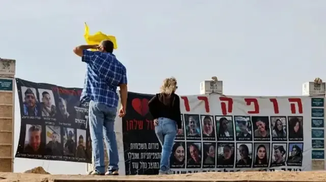 عائلات الأسرى الإسرائيليين: جيشنا قتل جنديا في أسر "حماس"