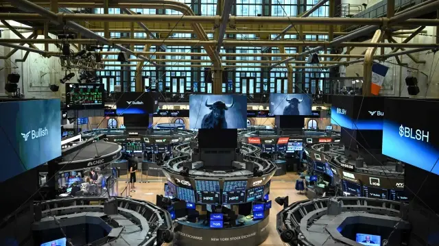 La Bourse de New York évolue en hausse, soutenue par des bénéfices trimestriels supérieurs aux attentes et l’espoir d’un nouvel assouplissement monétaire de la Fed.