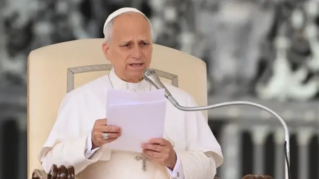 Le pape Léon XIV prononce un discours lors de son audience générale hebdomadaire sur la place Saint-Pierre au Vatican, le 15 octobre 2025.