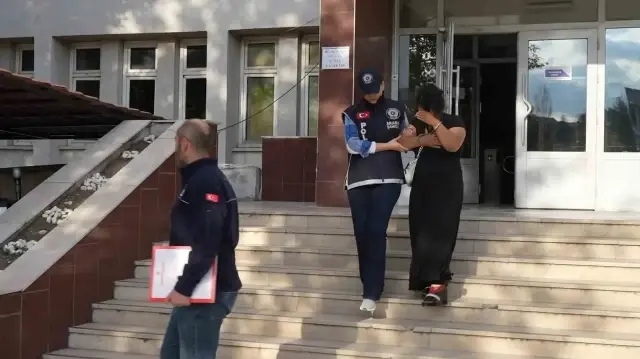 Emniyetten çıkarıldığı sırada hükümlünün yüzünü basın mensuplarından gizlemeye çalıştığı görüldü.