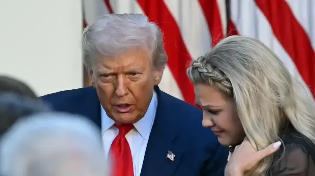 Le président américain Donald Trump et Erika Kirk, veuve de Charlie Kirk, participent à une cérémonie de remise de la Médaille de la liberté à la mémoire de Charlie Kirk, militant de droite américain décédé, dans la roseraie de la Maison Blanche à Washington, DC, le 14 octobre 2025.