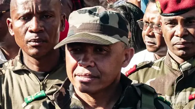 Des soldats du Centre d'administration du personnel de l'armée (CAPSAT), dirigés par le colonel Michael Randrianirina, ont pris le contrôle du palais présidentiel et suspendu la constitution après plusieurs semaines de manifestations antigouvernementales à Antananarivo, Madagascar, le 13 octobre 2025.