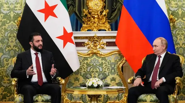 Le président russe Vladimir Poutine et le président intérimaire syrien Ahmed al-Sharaa tiennent une réunion au Grand Palais du Kremlin à Moscou le 15 octobre 2025.