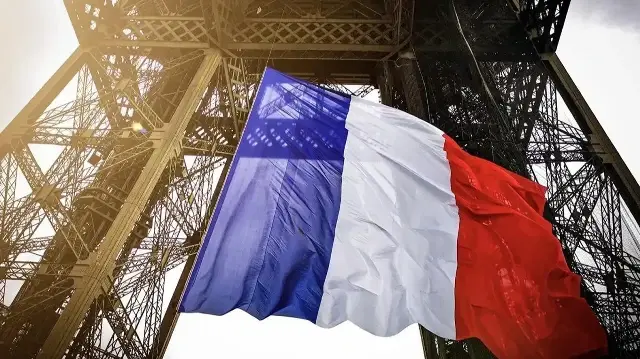Selon l’Agence France Trésor, Paris devra emprunter 310 milliards d’euros l’an prochain pour financer son déficit et refinancer sa dette, un montant inédit dans l’histoire budgétaire du pays.