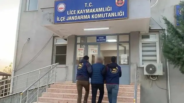Diyarbakır'da hakkında "uyuşturucu madde imal ve ticareti" suçundan 32 yıl kesinleşmiş hapis cezası bulunan firari hükümlü yakalandı. Hükümlünün üzerinde ve bağ evinde yapılan aramalarda, ruhsatsız tabanca, piyade tüfeği, av tüfeği, 3 şarjör, 45 fişek ve 10 mermi ele geçirildi.
