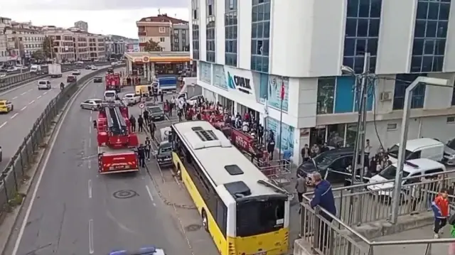 İstanbul Çekmeköy'de otobüs durağa girdi