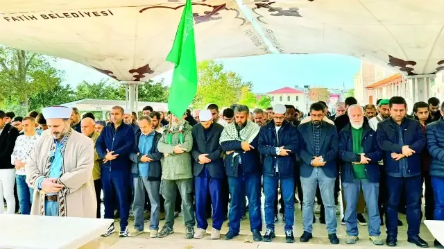 Salih Caferavi'nin gıyabi cenaze namazı.
