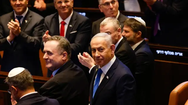 Le Premier ministre israélien Benjamin Netanyahu réagit à son arrivée pour le discours du président américain devant le Parlement israélien, la Knesset, à Jérusalem, le 13 octobre 2025.