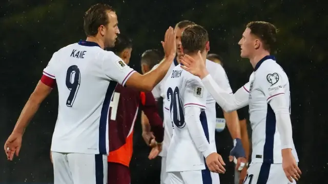 Les joueurs anglais, Harry Kane et Elliott Anderson, célèbrent leur qualification pour la coupe du Monde 2026, à Riga en Lettonie, le 14 octobre 2025. 
