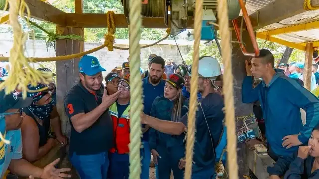 La gouverneure de l'État de Bolivar, Yulisbeth Garcia (C), s'entretenant avec des parents de mineurs décédés après que des inondations aient atteint une mine d'or dans la ville d'El Callao, État de Bolivar, Venezuela, le 14 octobre 2024.