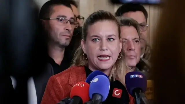 La présidente du groupe parlementaire La France Insoumise - Nouveau Front Populaire, Mathilde Panot, répond aux questions des journalistes à l'issue du débat sur la première motion de censure contre le Premier ministre français à l'Assemblée nationale à Paris, le 16 octobre 2025.