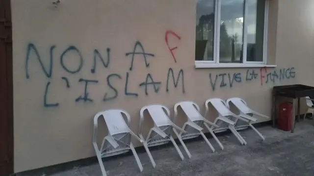 La mosquée Milli Görüs de Niederhaslach a été recouverte de tags islamophobes, dans la nuit du mardi au mercredi 15 octobre 2025.