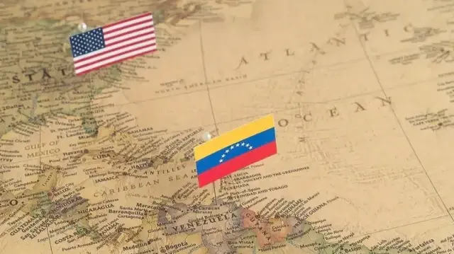 Une directive présidentielle secrète — un « presidential finding » — aurait donné mandat légal à la CIA pour mener des opérations clandestines, y compris létales, visant à renverser Nicolás Maduro.