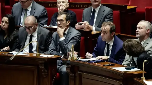 Le Premier ministre français Sébastien Lecornu (3e à droite) assiste au débat sur la motion de censure contre son gouvernement à l'Assemblée nationale à Paris, le 16 octobre 2025.