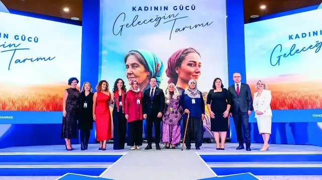 İş Bankası, kadın üreticilere dijital pazarlama, markalaşma ve finansal okuryazarlık eğitimleri vererek, Pazarama platformu üzerinden ürünlerini komisyon ve kargo ücreti ödemeden satmalarını sağlıyor.