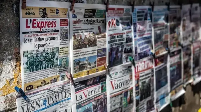 Des journaux affichant des titres sur la prise de pouvoir militaire à Madagascar sont suspendus à un stand, au lendemain de l'annonce par l'unité CAPSAT de l'armée de son intention de prendre le pouvoir, à Antananarivo, le 15 octobre 2025.