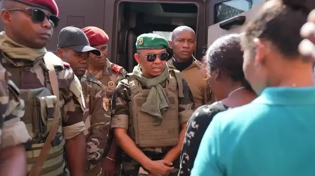 Le colonel Michael Randrianirina (C), membre du contingent militaire mutiné du CAPSAT, s'adresse à un public à Antananarivo le 16 octobre 2025.