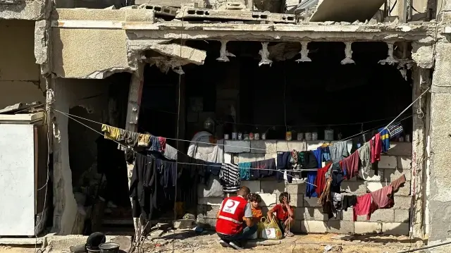 الهلال الأحمر التركي يواصل تقديم مساعدات غذائية للفلسطينيين بغزة