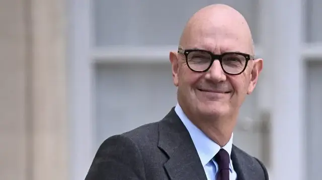 Le ministre français de l'Économie, des Finances, de l'Industrie, de l'Énergie et de la Souveraineté numérique, Roland Lescure, quitte la réunion hebdomadaire du nouveau gouvernement à l'Élysée, à Paris, le 14 octobre 2025.