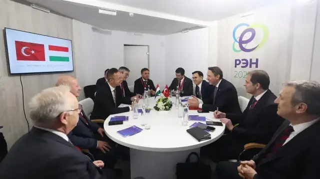 وزير الطاقة التركي يبحث مع مسؤولي عدة دول تعزيز التعاون بقطاع الطاقة