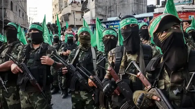 Hamas'ın açıklamasında İsrail'in yaşayanlar ve ölüler arasında ayrım yapmadığı belirtildi.