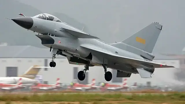 Le ministre indonésien de la Défense, Sjafrie Sjamsoeddin, a confirmé l’achat de dix avions de chasse J-10 fabriqués en Chine, marquant une première dans l’histoire militaire du pays.