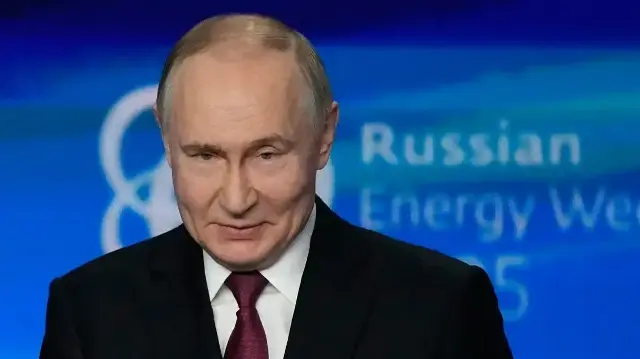 Le président russe Vladimir Poutine s'exprime lors d'une séance plénière du forum "Semaine russe de l'énergie" à Moscou, le 16 octobre 2025.