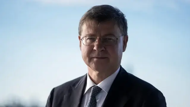 Le commissaire européen à l'Économie et à la Productivité, Valdis Dombrovskis, pose pour une photo le 15 octobre 2025 à Washington, DC.