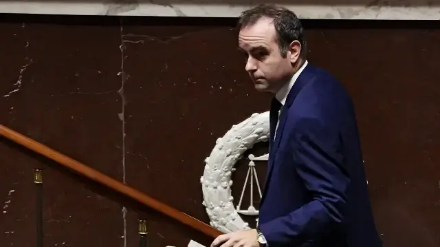 Le Premier ministre français Sébastien Lecornu arrive pour prononcer un discours lors du débat sur la motion de censure contre son gouvernement à l'Assemblée nationale à Paris, le 16 octobre 2025.