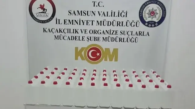 Samsun'da düzenlenen kaçakçılık operasyonunda 3 şüpheli gözaltına alındı. 
Durdurulan bir kamyonda ve ikamette yapılan aramalarda, sahte alkollü içki yapımında kullanılan 445 litre etil alkol ele geçirildi.