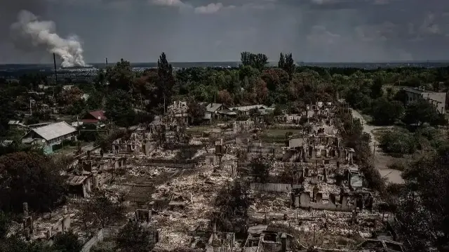 L'impact des bombardements à Pryvillia, à Louhansk, en Ukraine, en 2022.