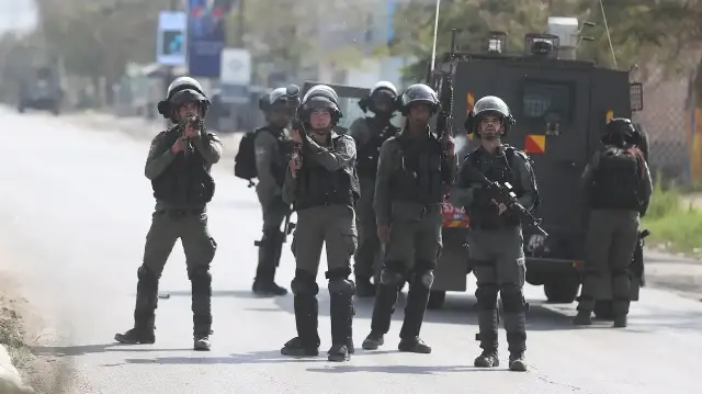 الضفة.. الاحتلال الإسرائيلي يعتقل فلسطينيين اثنين بعد أن أصابهما