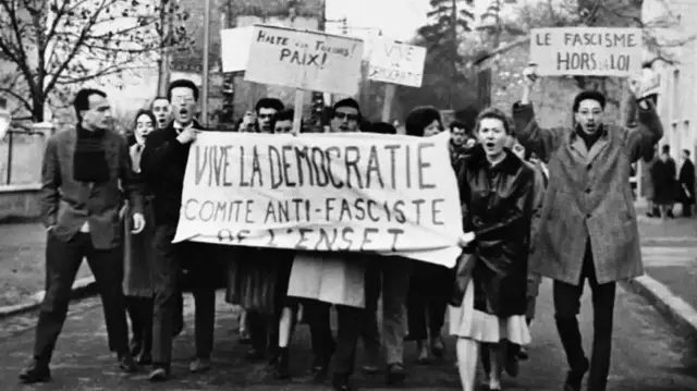 17 octobre 1961, les algériens manifestent à Paris pour réclamer l'indépendance de l'Algérie colonisée par la France.