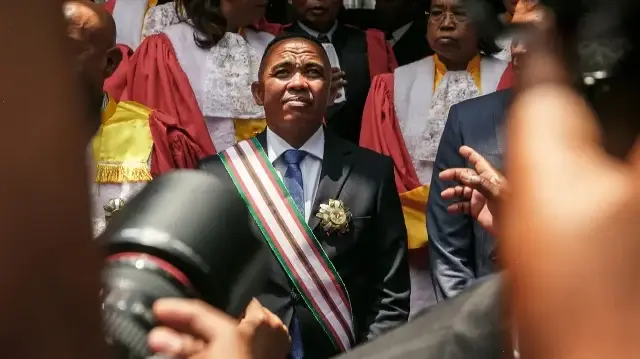 Le nouveau président de Madagascar, Michael Randrianirina (au centre), pose pour une photo après sa cérémonie d'investiture à Antananarivo, le 17 octobre 2025.