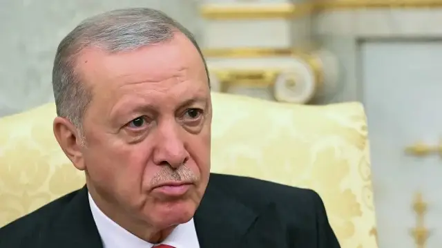 Le président turc Recep Tayyip Erdogan observe pendant une réunion avec le président américain Donald Trump dans le bureau ovale de la Maison Blanche à Washington, DC, le 25 septembre 2025.