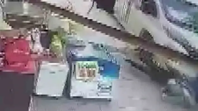 ADANA’DA KONTROLDEN ÇIKAN MİNİBÜS KALDIRIMA ÇIKIP 2 KİŞİYİ YARALADI, O ANLAR ANBEAN GÜVENLİK KAMERASINA YANSIDI.