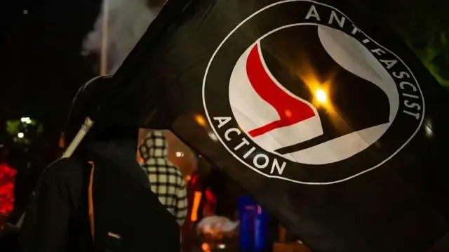 Ce groupe avait pour but de "détruire des biens appartenant au gouvernement américain et de mettre en danger la vie humaine dans le but d'influencer la politique américaine", selon l'acte d'accusation.