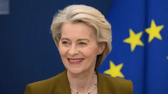 La présidente de la Commission européenne, Ursula Von der Leyen, fait une déclaration à la presse sur le Pacte pour la Méditerranée au siège de l'UE à Bruxelles, le 16 octobre 2025.