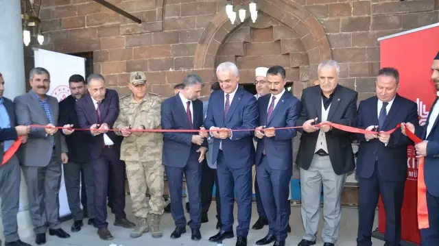 Törende konuşan Muş Valisi Avni Çakır, camilerin şehirler için önemli yapılar olduğunu söyledi.