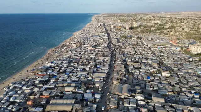 Hamas ile İsrail arasında sağlanan ateşkesin ardından, Gazze Şeridi’nin güneyindeki Han Yunus kentinde yerinden edilen binlerce Filistinlinin sığındığı el-Mevasi bölgesi havadan görüntülendi.
