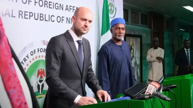 Le Ministre français des affaires étrangères Jean-Noel Barrot et son homologue Yussuf Tuggar, le 16 octobre 2025, à Lomé, au Nigéria.