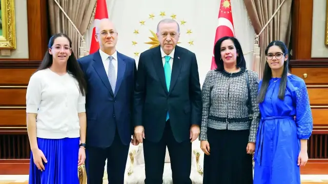 Büyükelçilik mensuplarını ve aile fertlerini takdim eden büyükelçiler, Erdoğan ile hatıra fotoğrafı çektirdi. Cumhurbaşkanı Erdoğan, daha sonra büyükelçiler ile ayrı ayrı görüştü.